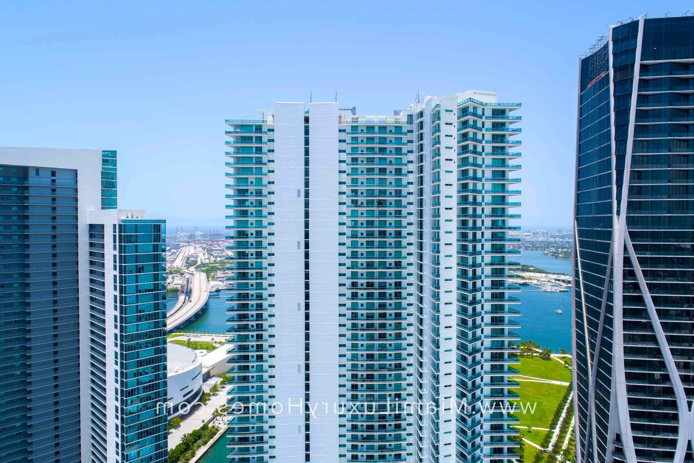 900 Biscayne Bay Condo Building in Downtown Miami